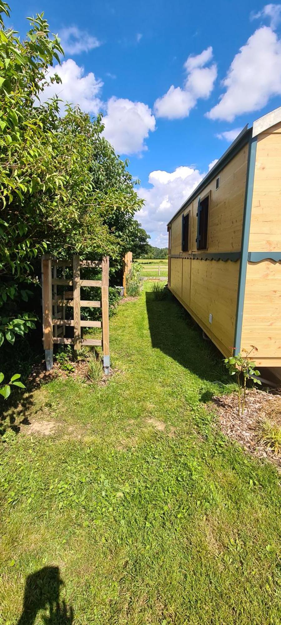 Roulotte A La Ferme Buissonniere Villa La Lande-de-Louge Exterior foto
